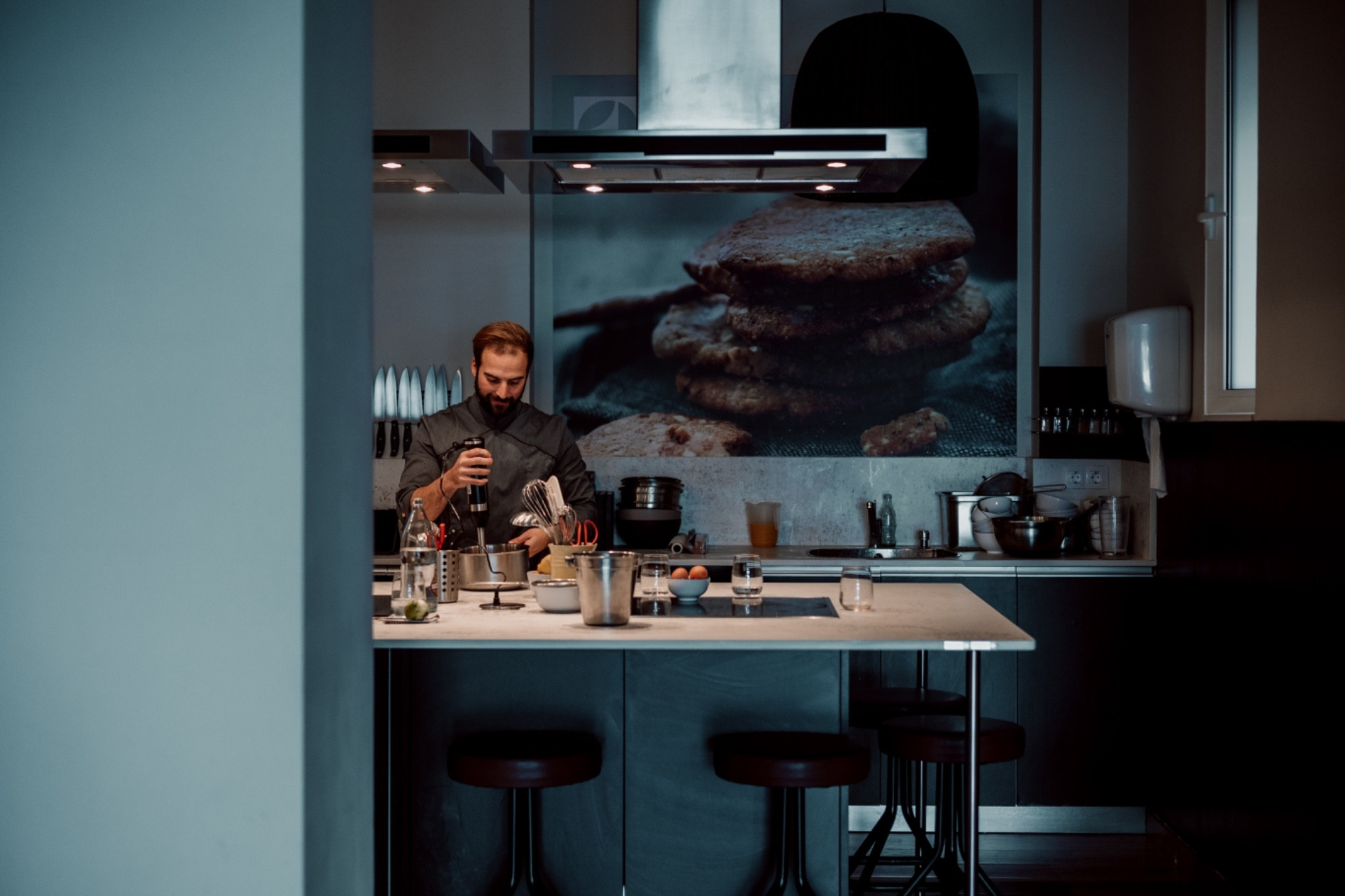 Cocinero cocinando en una cocina