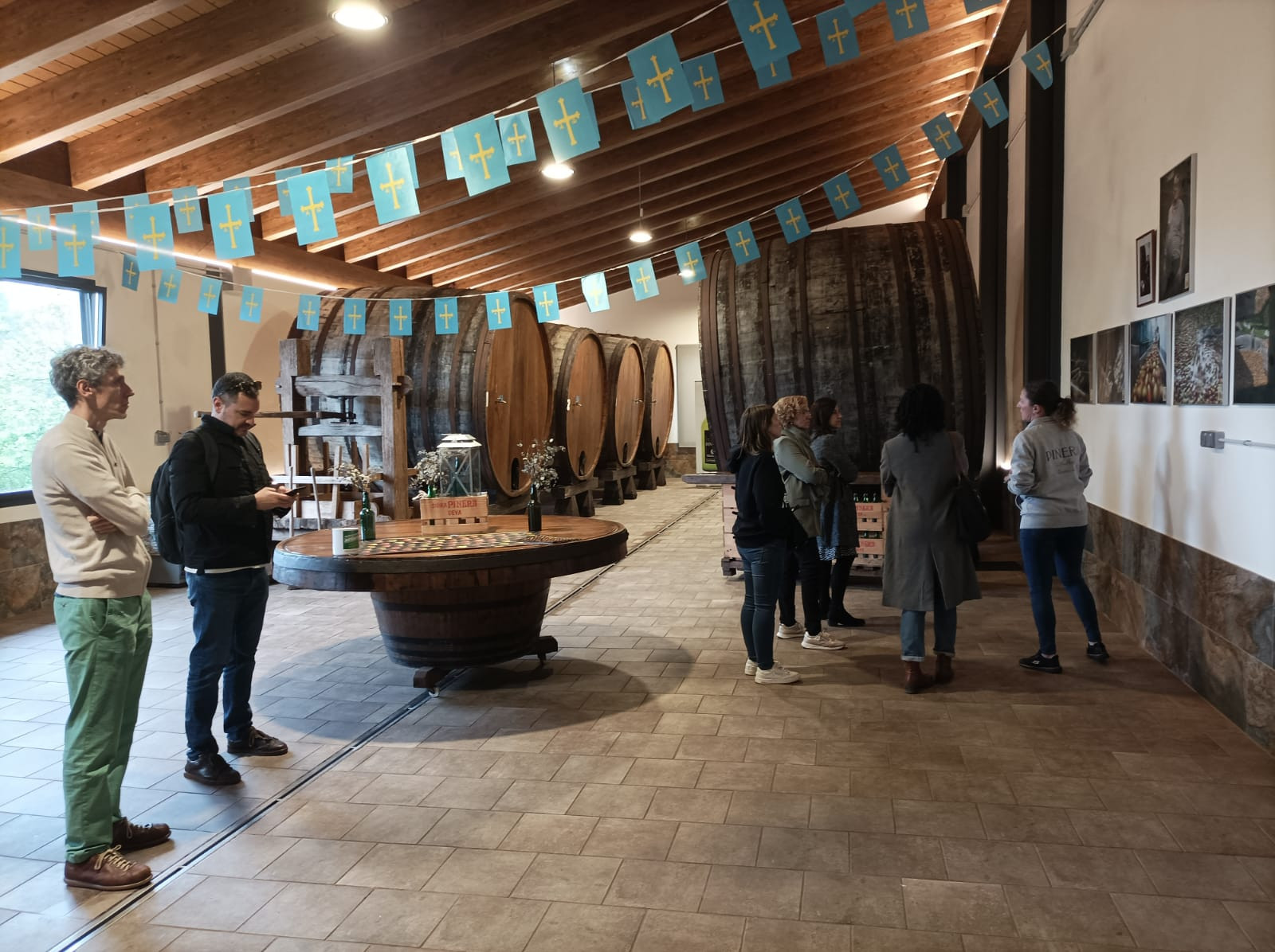 Visita de representantes de universidades americanas en España visitando Sidra Piñera